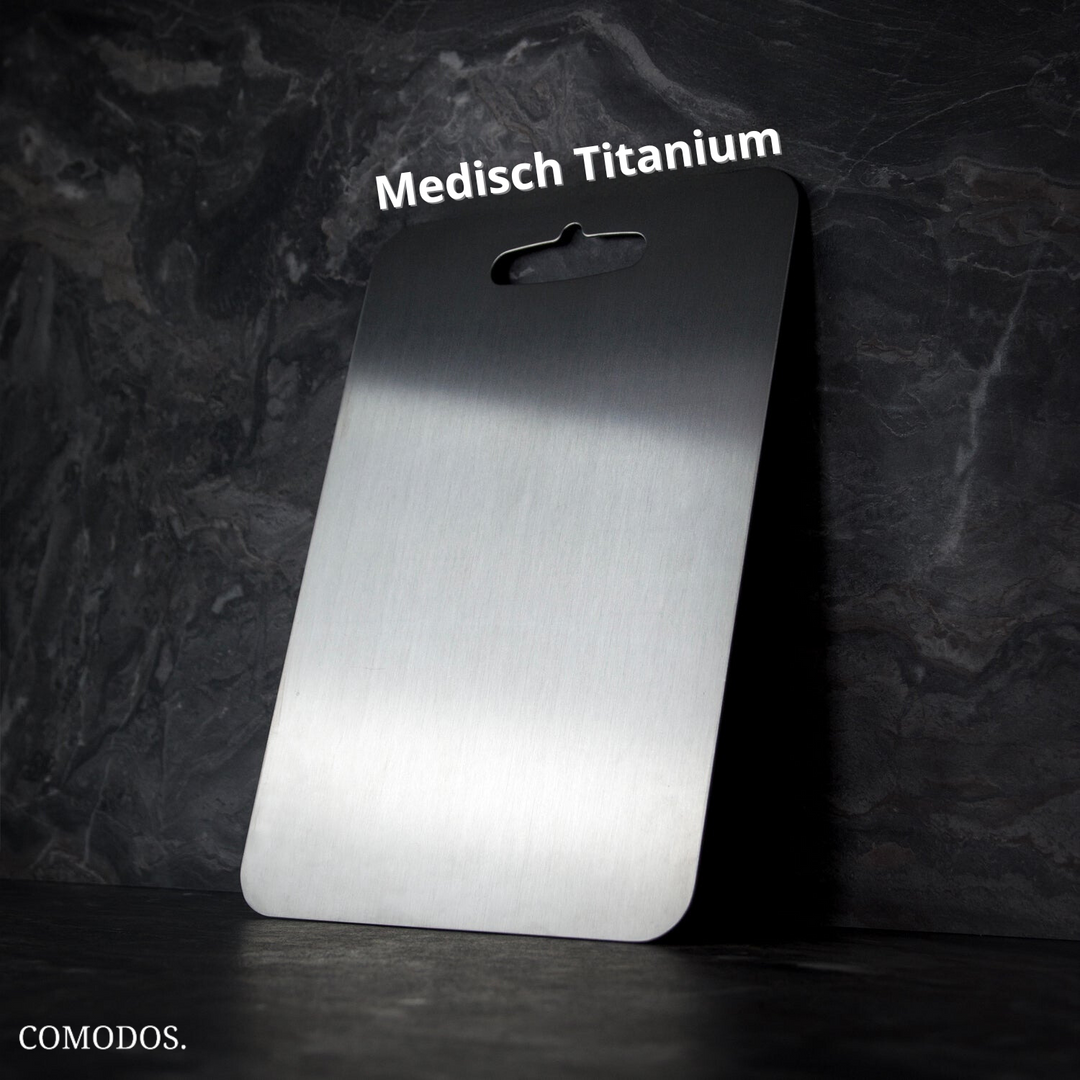 CleanEdge medische titanium snijplank tegen een donkere achtergrond
