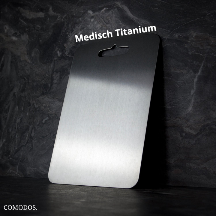 CleanEdge medische titanium snijplank tegen een donkere achtergrond