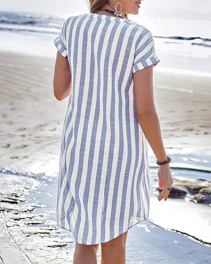 Achterkant van de modieuze gestreepte midijurk, perfect voor een comfortabele en elegante look.