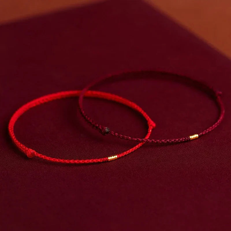 Close-up van de verstelbare knoop van de handgeweven armband