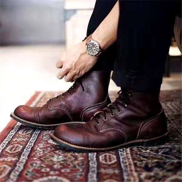 Man draagt stijlvolle bruine veterboots bij spijkerbroek