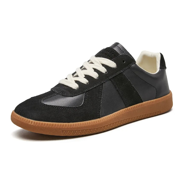 Heren retro sneaker in zwart met dikke gumzool, zijzicht