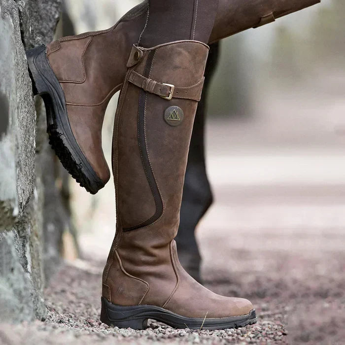 Dames thermische laarzen in donkerbruin met gespdetails, perfect voor winterse omstandigheden.