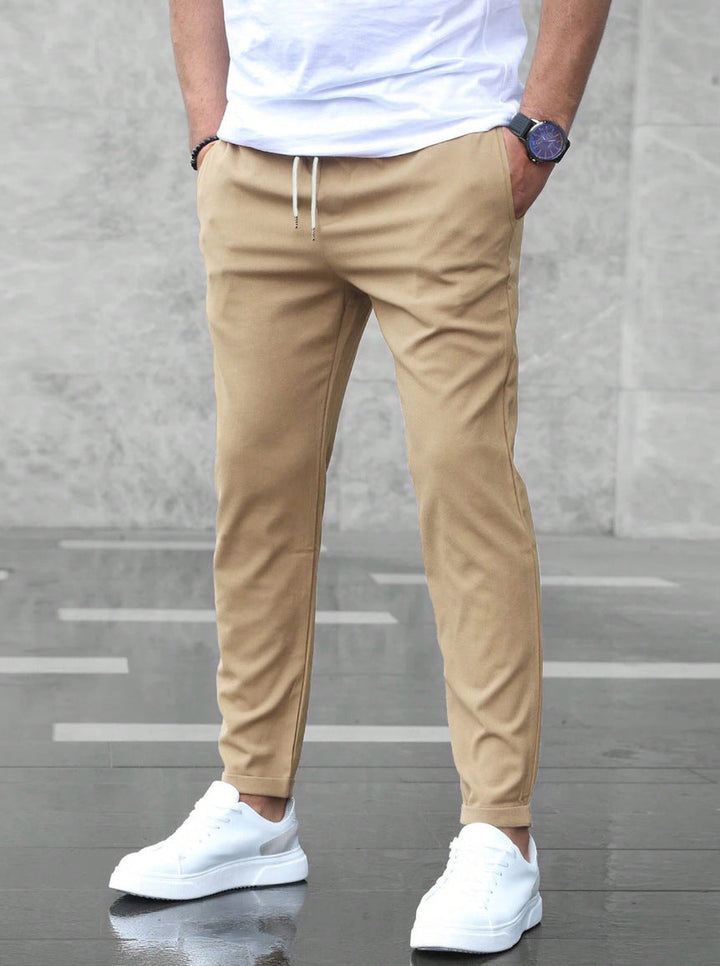 Kaki herenbroek met elastische taille, biedt comfort en een casual uitstraling voor een actieve levensstijl.