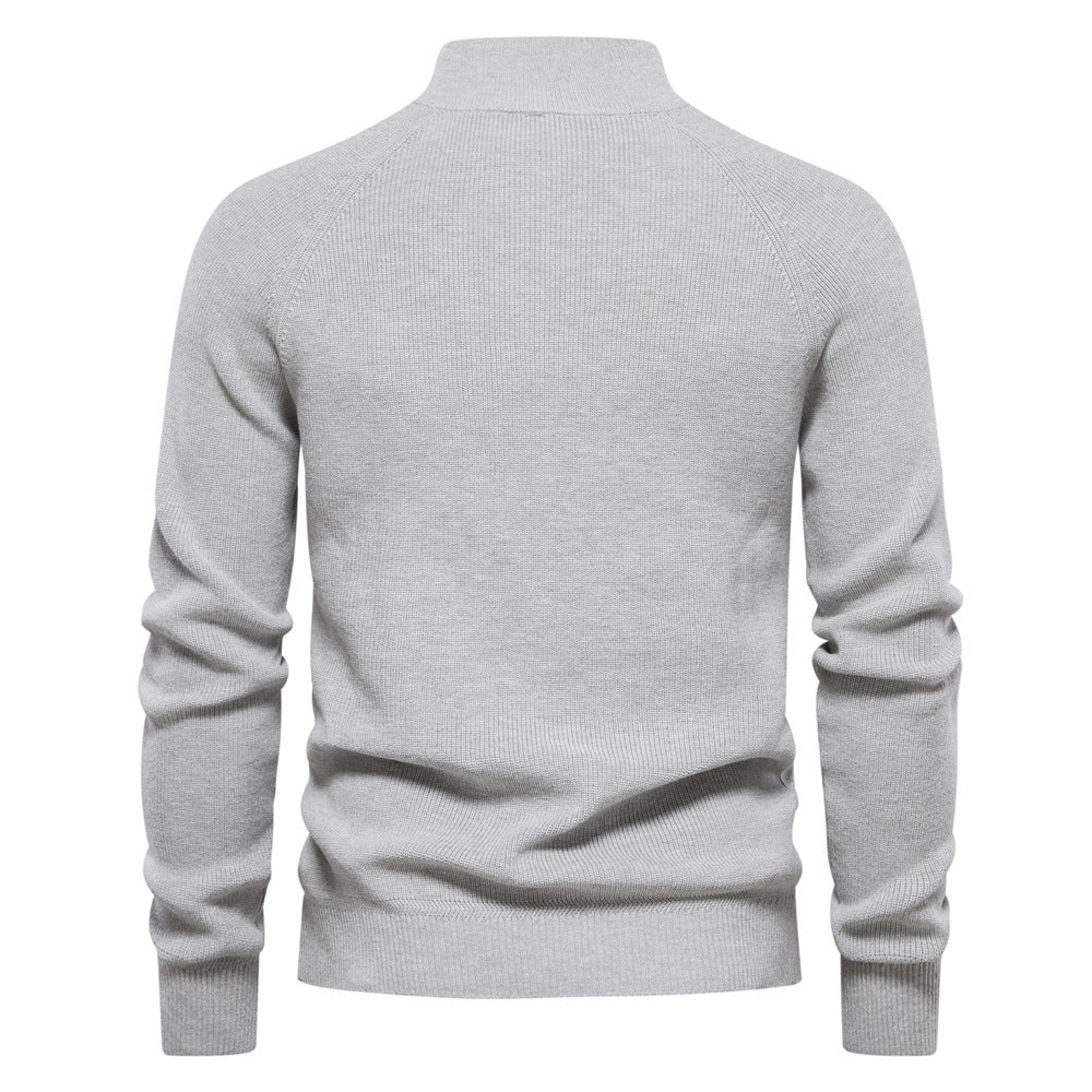 Ontspannen man draagt een comfortabele heren half zip trui. Ideaal voor een casual, maar toch luxe stijl.