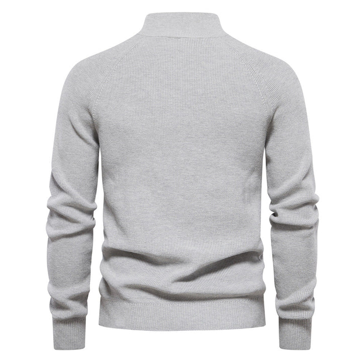 Ontspannen man draagt een comfortabele heren half zip trui. Ideaal voor een casual, maar toch luxe stijl.