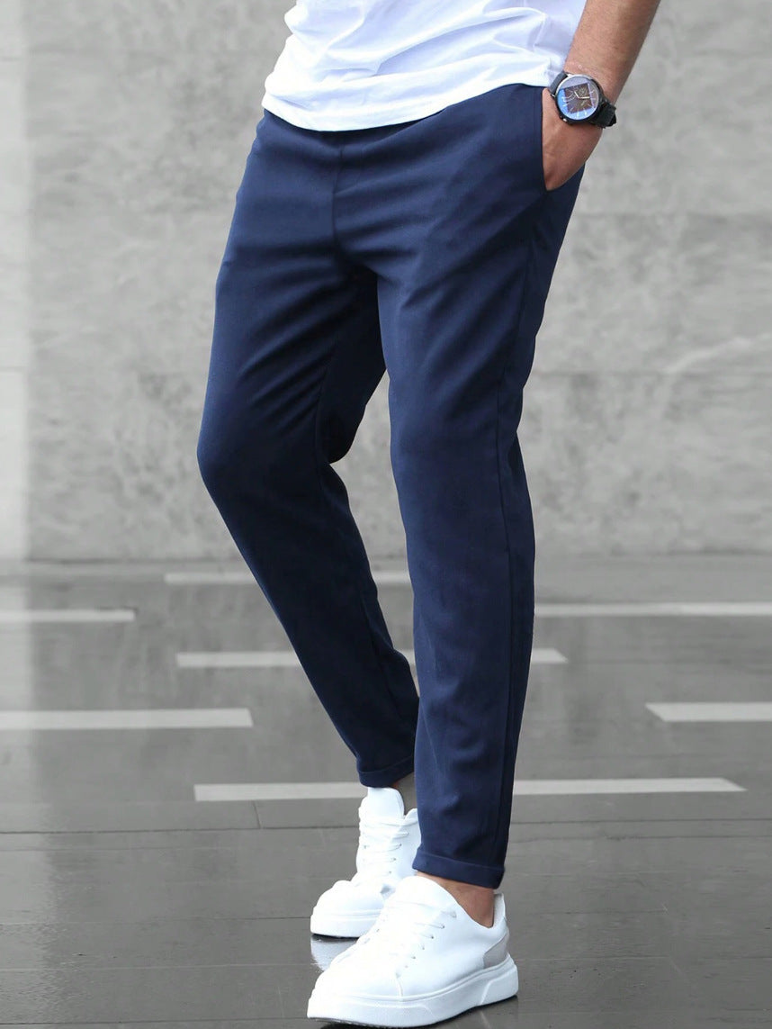 Donkerblauwe modieuze herenbroek, elastisch en comfortabel voor een stijlvolle, casual look elke dag.