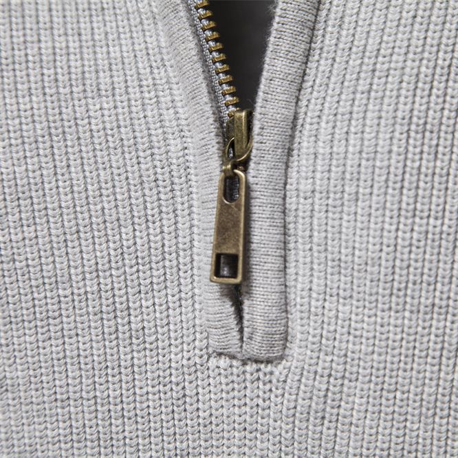 Stijlvolle man draagt een grijze heren half zip pullover. Perfect voor elegante én casual winterkleding.