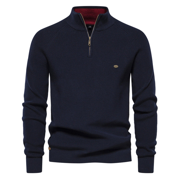 Zijaanzicht van een man in een comfortabele donkerblauwe luxe half zip trui. Herenmode klassieker.