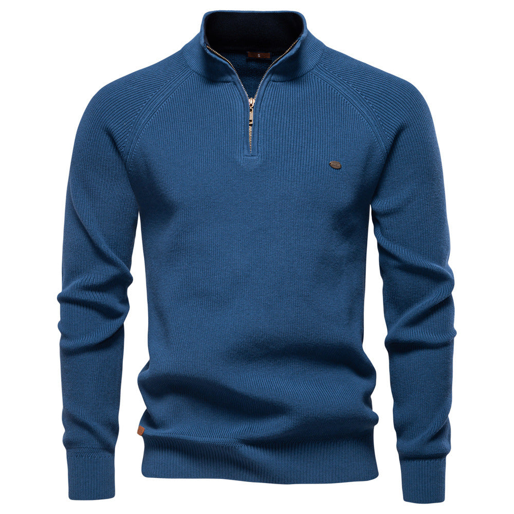 Man geniet buiten in zijn warme, stijlvolle heren half zip trui. Perfect voor winterse avonturen.