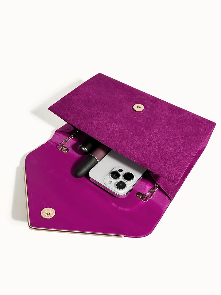 Velvet envelop tas in diepblauwe kleur als stijlvolle damestas