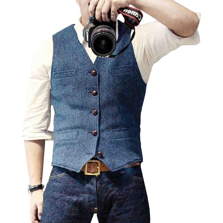 Stijlvol blauw heren gilet gedragen met een wit overhemd