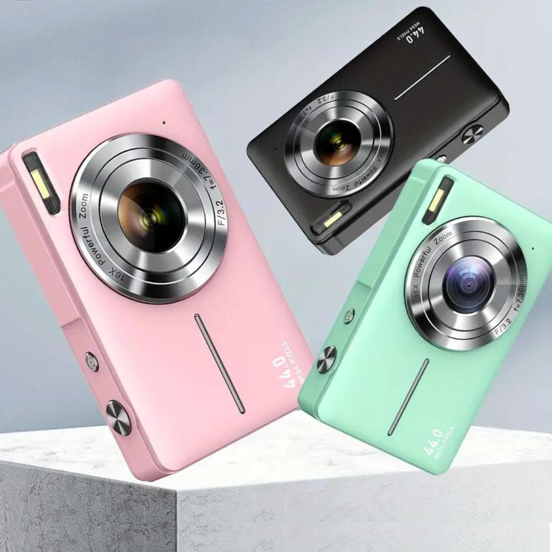 Compacte vintage digitale camera, zilverkleurig, ideaal voor retro fotografie en draagbare snapshots.