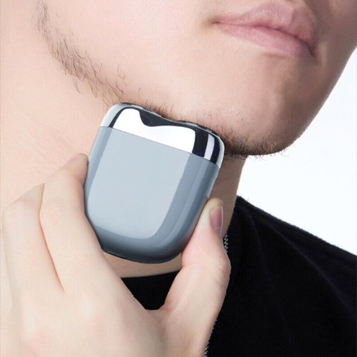 Man scheert zijn nek met het compacte ShaveSmooth scheerapparaat, voor een glad resultaat.
