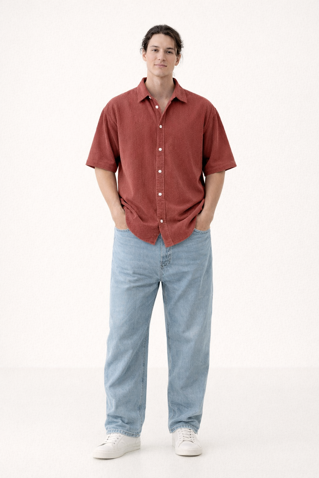 Volledige foto van een man in een rood casual zomers overhemd met korte mouw en witte sneakers