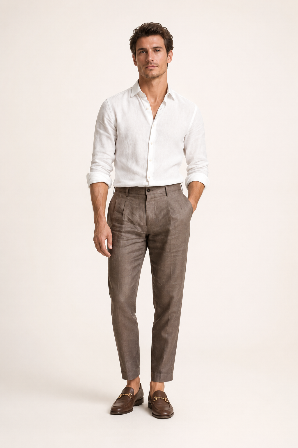 Stijlvolle heren plooibroek met rechte pasvorm, ideaal voor zomerse casual en smart outfits. Comfortabel.