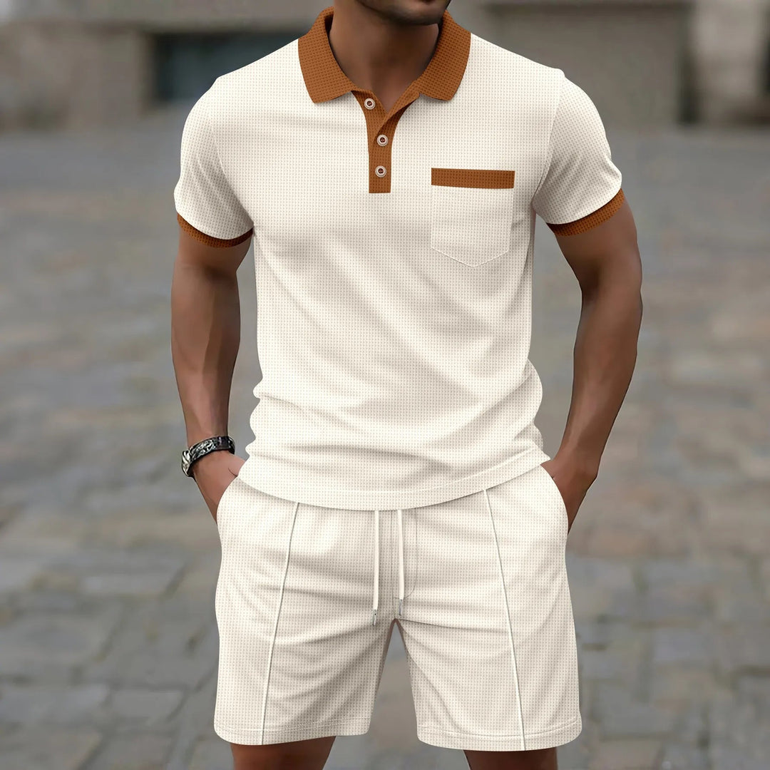 Stijlvolle zomer outfit voor heren met comfortabele korte broek en poloshirt