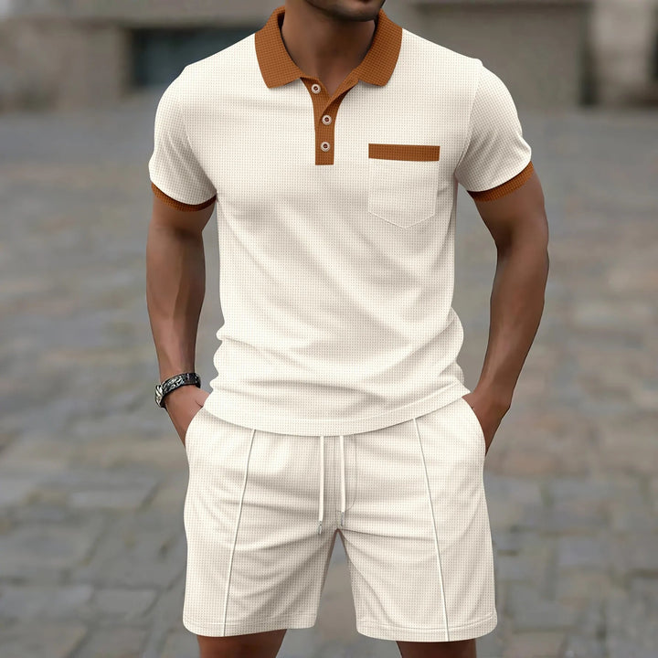 Stijlvolle zomer outfit voor heren met comfortabele korte broek en poloshirt
