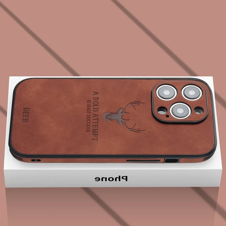 Zijdezacht zwart leren iPhone hoes, comfortabel in de hand en beschermend.
