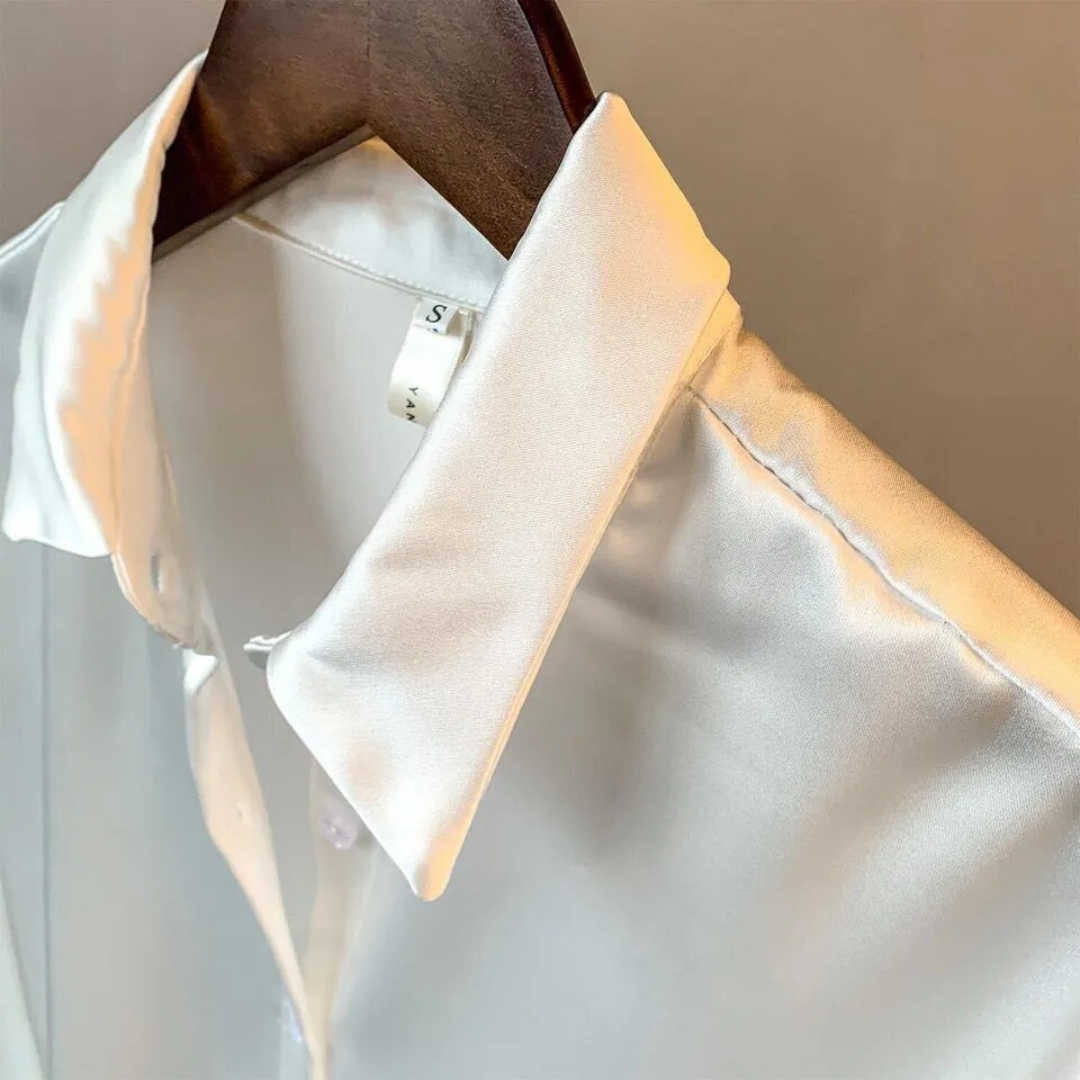 Verschillende kleuren van de retro dames blouse netjes bij elkaar gelegd