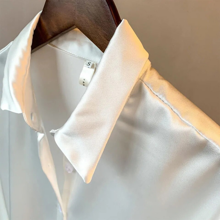 Verschillende kleuren van de retro dames blouse netjes bij elkaar gelegd