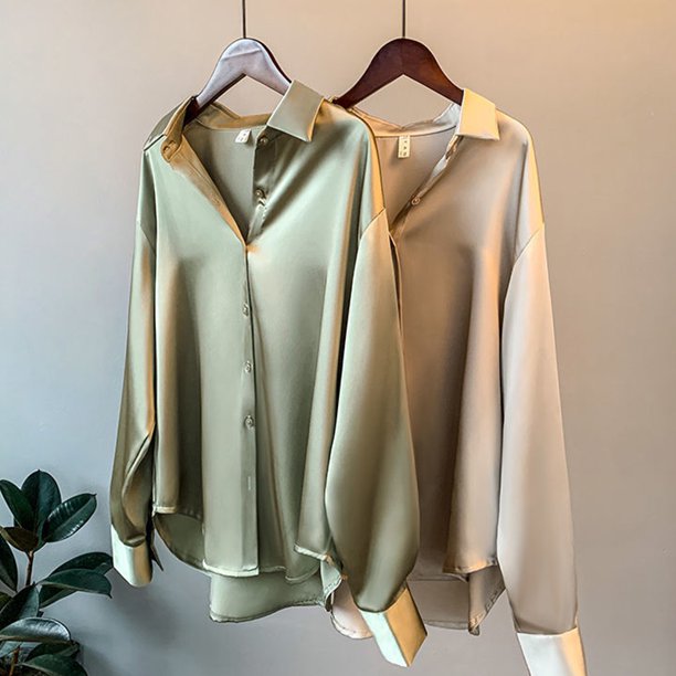Detailopname van de knoopsluiting en fijne stof van de retro damesblouse