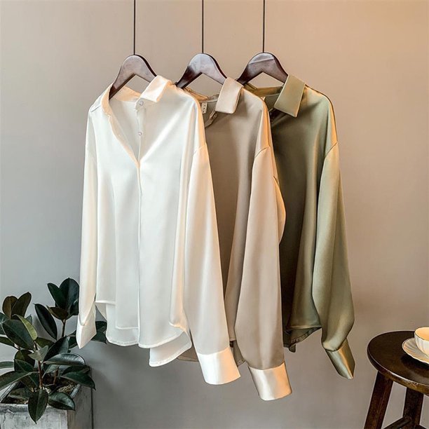 Achterkant van de klassieke damesshirt met lange mouwen en soepel val