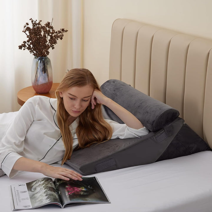 Vrouw ontspant comfortabel in bed met het grijze orthopedische wigkussen