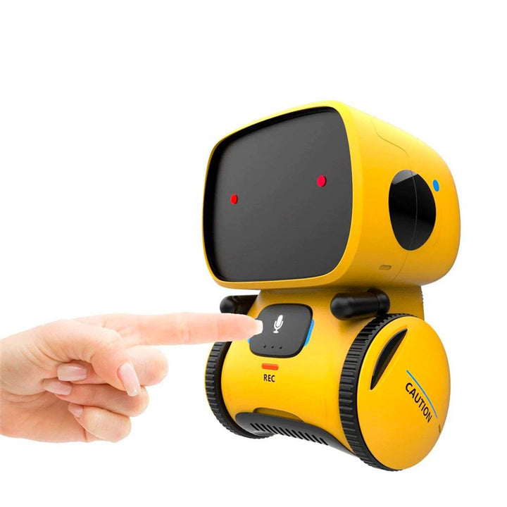 Gele smart robot speelgoed met opnameknop ingedrukt door hand