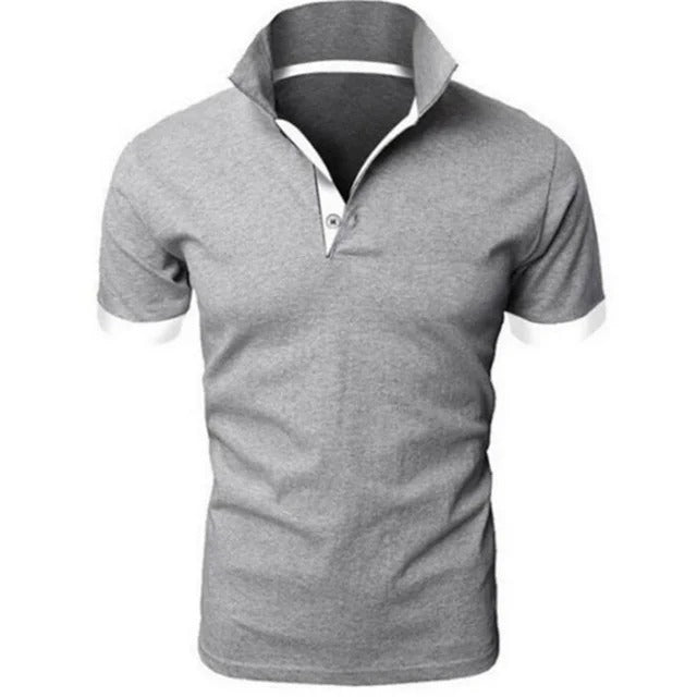 Casual herenpolo getoond in combinatie met stijlvolle zomerkleding