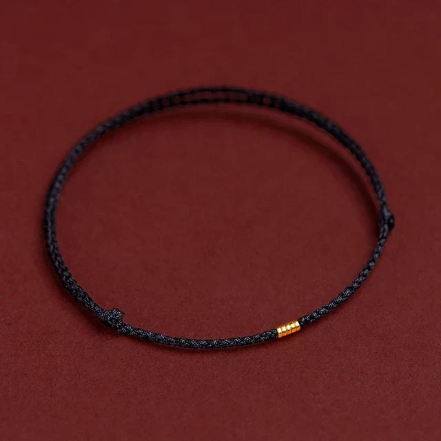 Spirituele armband met fijne afwerking en symbolische gouden accenten