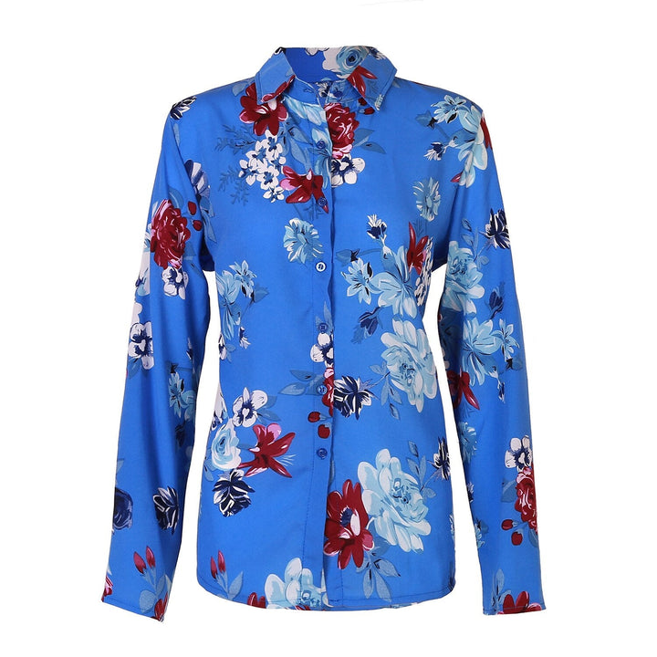 Zijaanzicht van de modieuze damesblouse getoond in vrijetijdskleding
