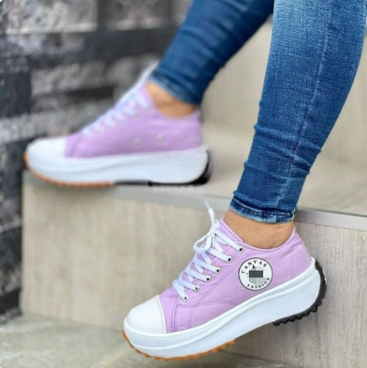 Moderne dames sneakers: stijlvolle instap veterschoenen met antislipzool voor comfort.