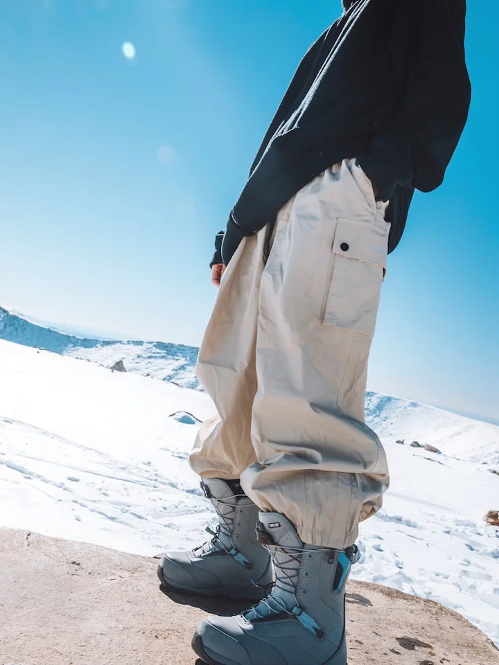 Khaki baggy skibroek voor dames en heren, unisex model, warm en comfortabel voor de sneeuw en outdoor.