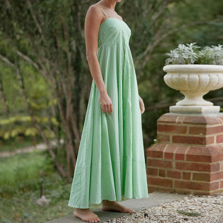 Stijlvolle dames maxi-jurk met spagettibandjes en streepdessin, perfect als luchtige vakantiekleding.