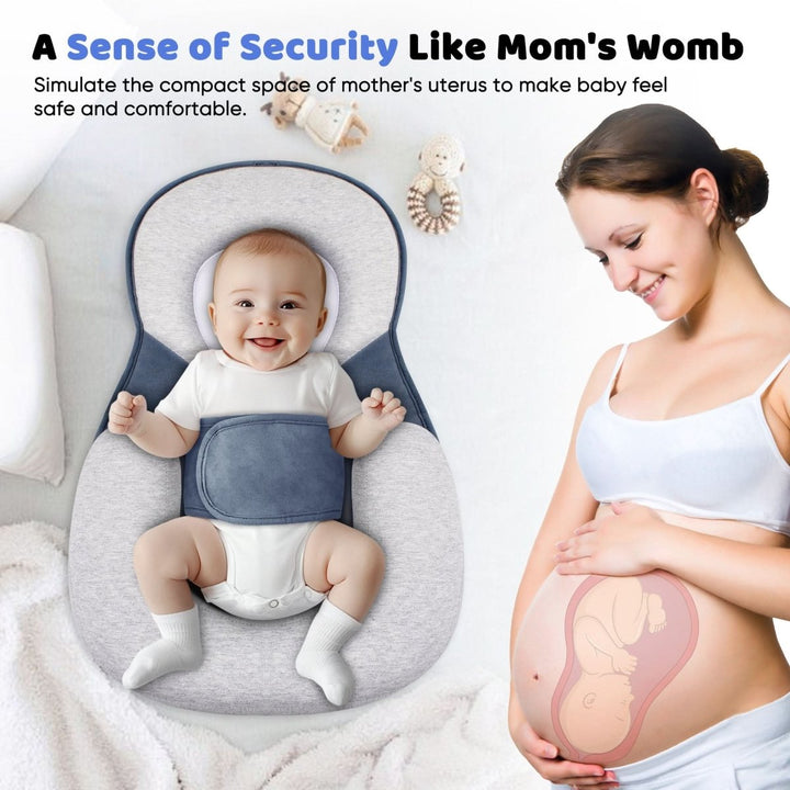 Zwangere vrouw met baby op buik naast een blije baby in het kussen, voor geborgenheid.