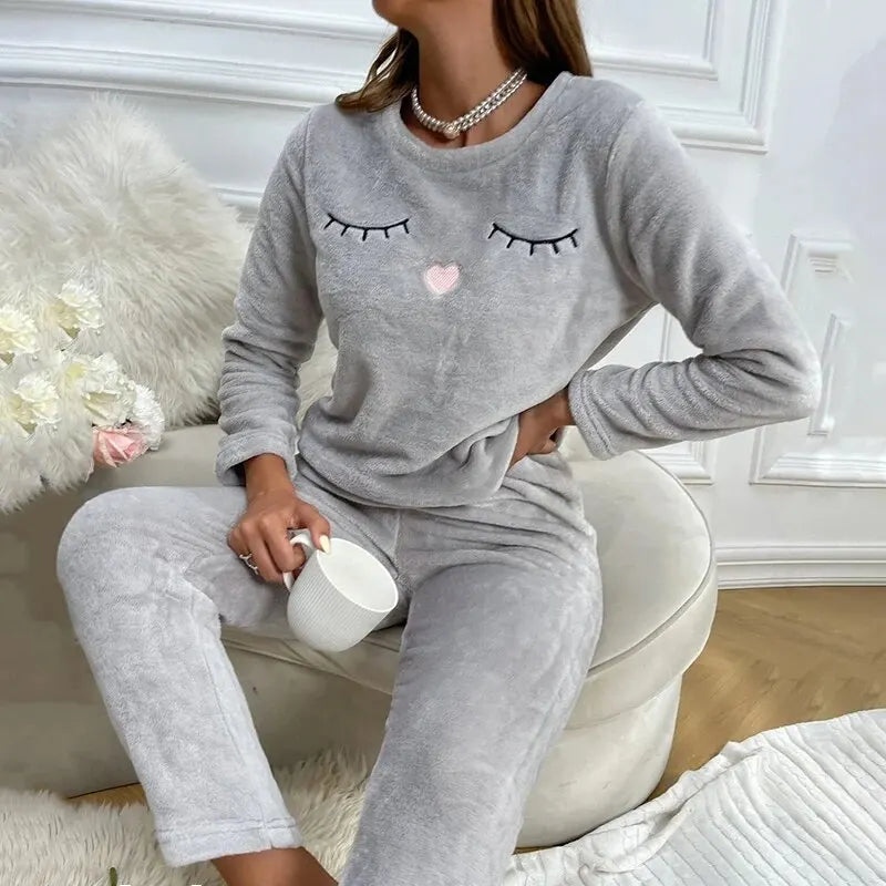 Zachte grijze dames winterpyjama met lange mouwen en comfortabele broek