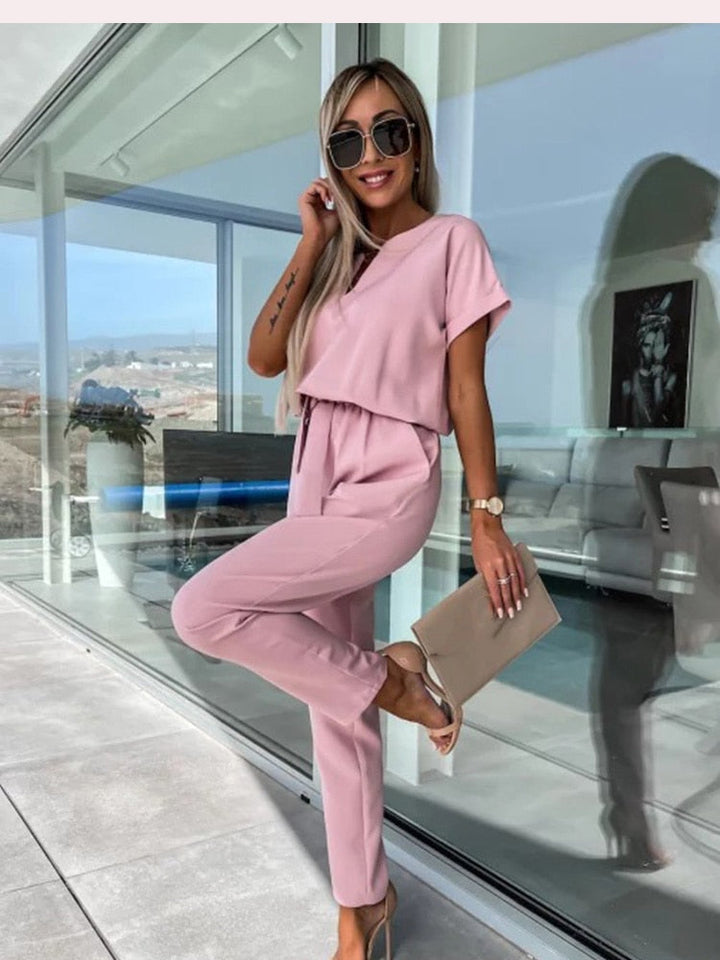 Flatterende dames jumpsuit met V-hals en modieuze geplooide mouwen. Comfortabele en stijlvolle keuze voor dames.