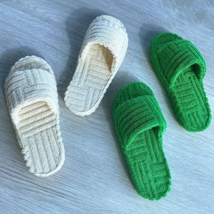 Modieuze dames schoenen voor binnen met pluche afwerking