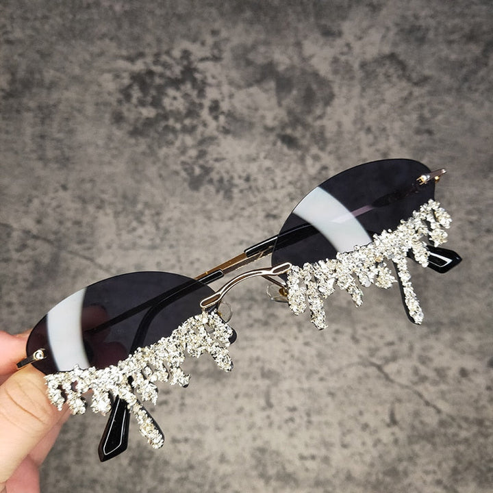 Stijlvolle dames glitter zonnebril, onmisbaar accessoire voor festivals en elk type feest.