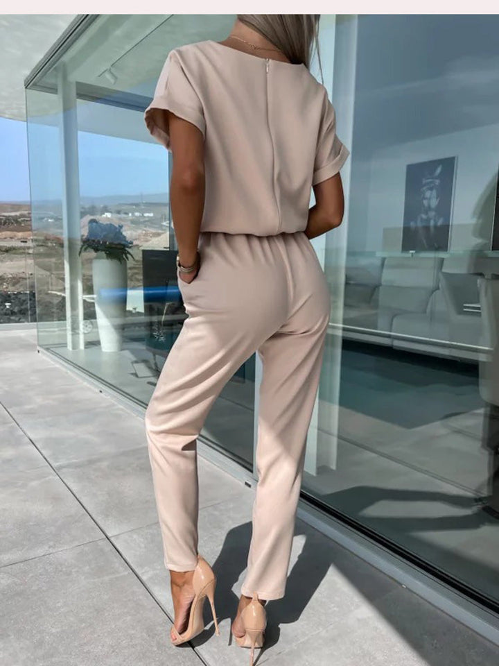 Casual dames jumpsuit met comfortabele V-hals en geplooide mouwen. Perfecte zomerkleding, modieus en veelzijdig.