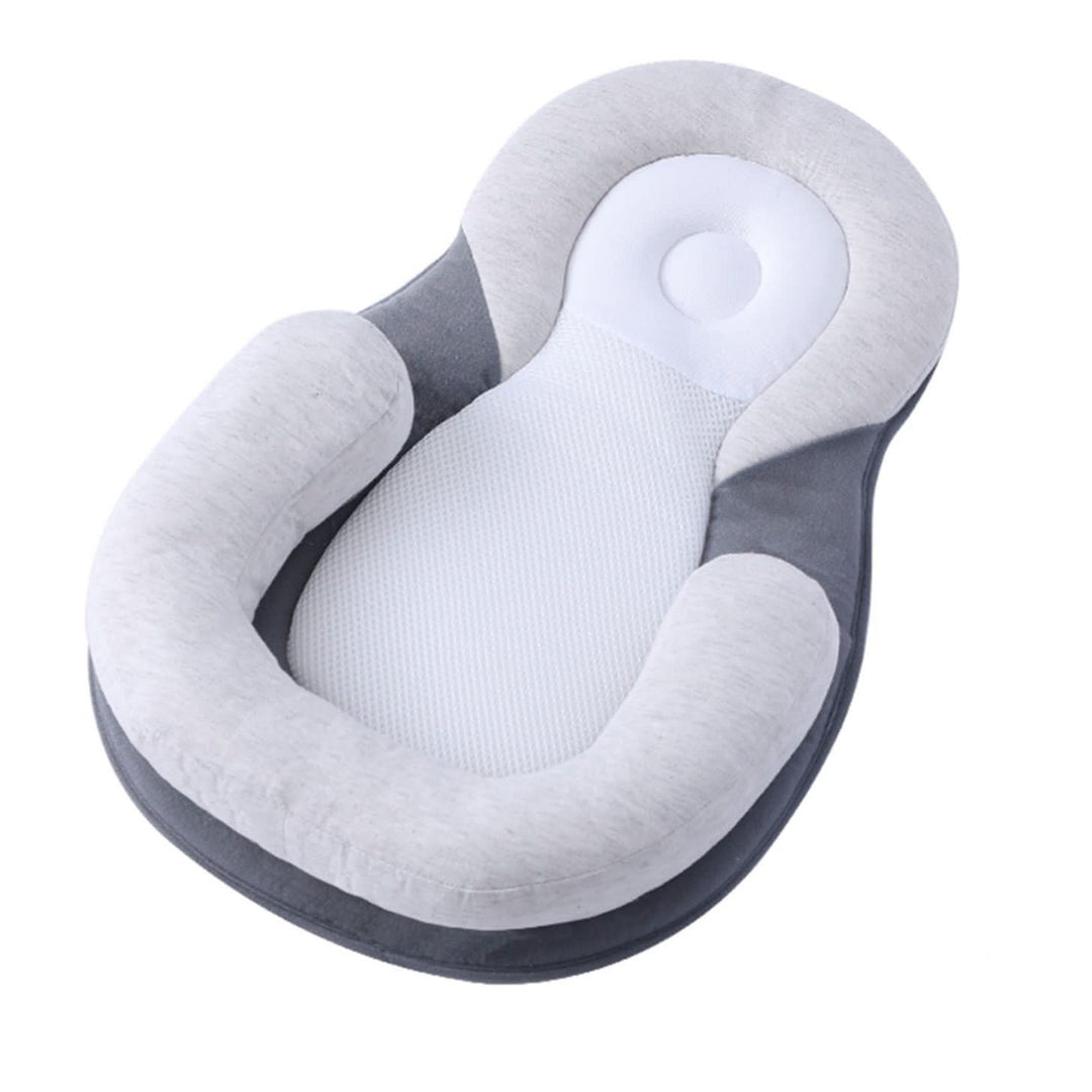 Het Nap Baby Kussen vanuit verschillende hoeken, ergonomie in beeld.