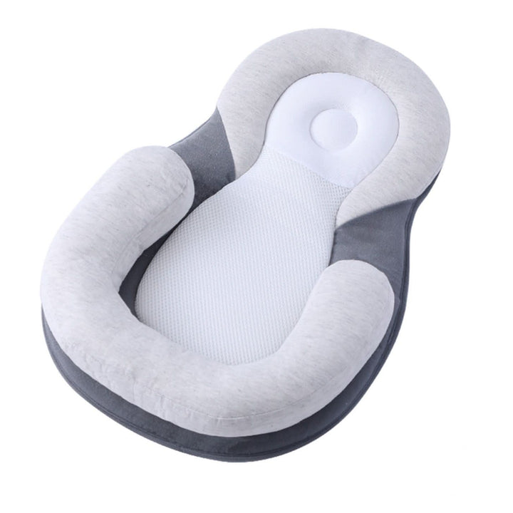 Het Nap Baby Kussen vanuit verschillende hoeken, ergonomie in beeld.