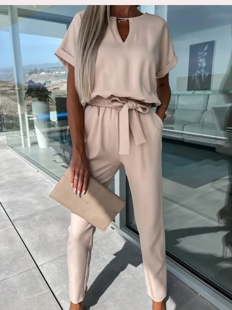 Feestelijke dames jumpsuit met elegante V-hals en geplooide mouwen. Stijlvol en flatterend voor speciale gelegenheden.