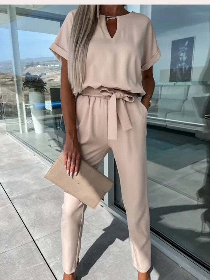 Feestelijke dames jumpsuit met elegante V-hals en geplooide mouwen. Stijlvol en flatterend voor speciale gelegenheden.