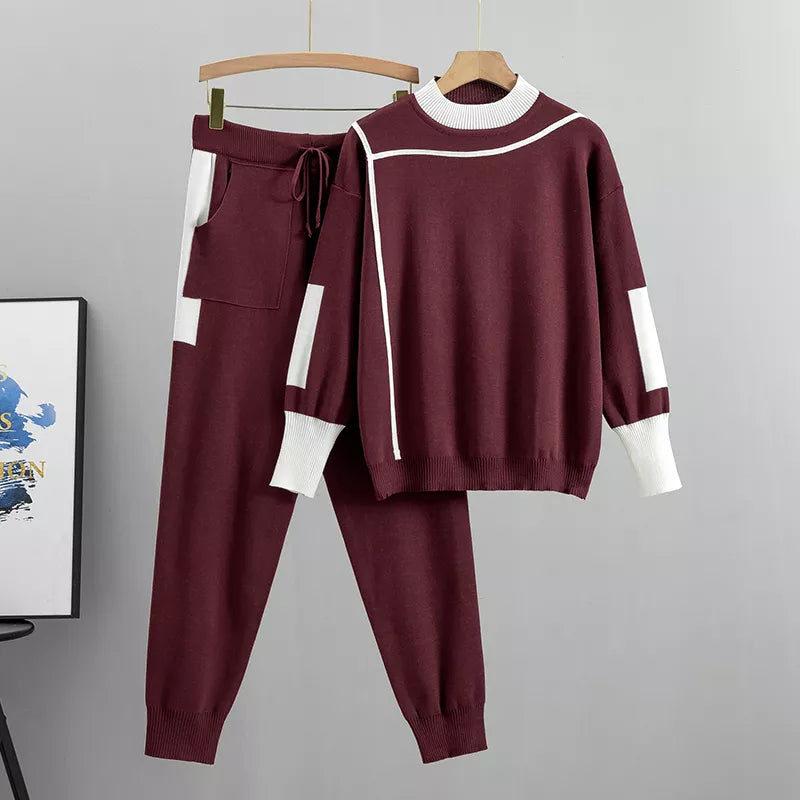 Bordeaux dames trainingspak met witte accenten op kledinghanger