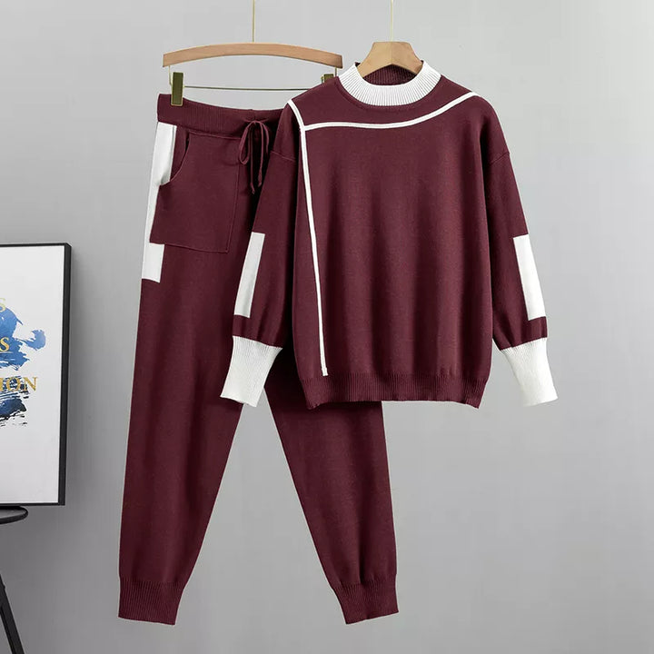 Bordeaux dames trainingspak met witte accenten op kledinghanger
