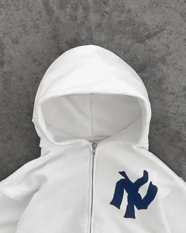 Modieuze streetwear hoodie met uniek artistiek logo op de borst