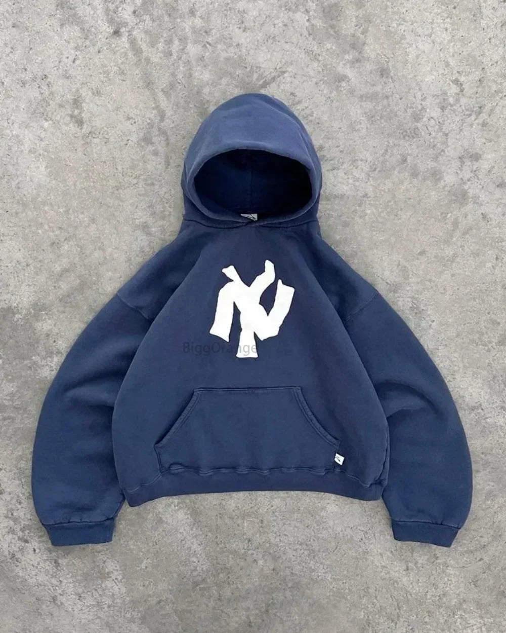 Navy blauwe Y2K hoodie met capuchon en kangoeroezak op een grijze achtergrond