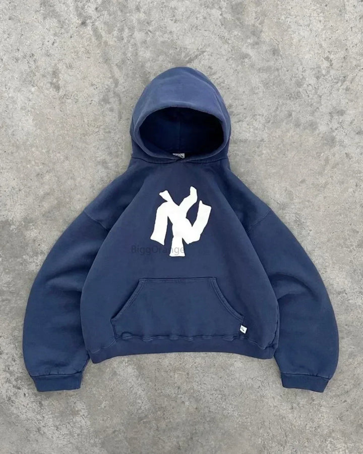 Navy blauwe Y2K hoodie met capuchon en kangoeroezak op een grijze achtergrond